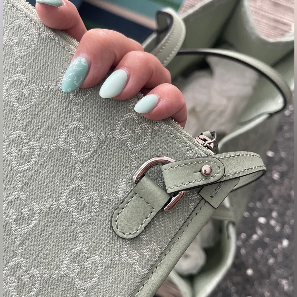 $3850 New GUCCI LG Mint Sage Green Supreme Tote with Detachable Matching Pouch - Picture 16 of 17